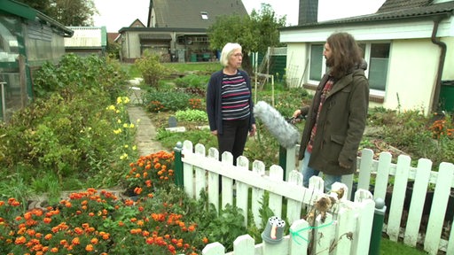 Der Reporter Frederik Radeke interviewt Jade in ihrem Garten in Schweiburg.