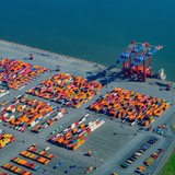 Container und Container-Brücken sind aus der Luft im Jade-Weser-Port zu sehen