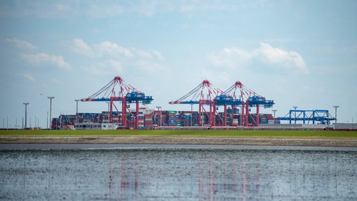 Containerbrücken am Jade-Weser-Port.
