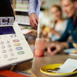 Collage zeigt 3 Neuerungen für das Jahr 2024: E-Rezept auf der Gesundheitskarte, Geld auf einem Teller mit Rechnung im Restaurant (19% Mehrwertsteuer), eine Mülltonne wird geleert.