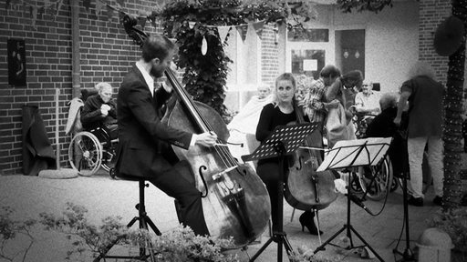 Ein Schwarz-Weiß-Bild von zwei Menschen, die ein Konzert geben.