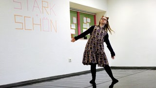 Neele Buchholz tanzt in ihrem Studio im Bremer Creativ Hub.