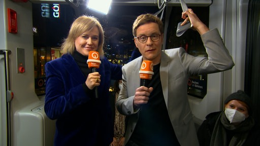 Kirsten Rademacher und Felix Krömer moderieren zusammen in der Straßenbahn.