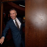 Satiriker Jan Böhmermann öffnet eine Tür