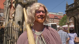 Reporter Jan Meier-Wendte verkleidet als Roland vor dem Roland auf dem Bremer Marktplatz. 