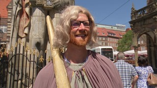 Reporter Jan Meier-Wendte verkleidet als Roland vor dem Roland auf dem Bremer Marktplatz. 