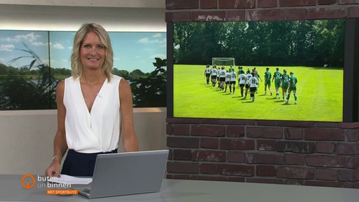 Die Moderatorin Janna Betten im Studio von Buten un binnen.
