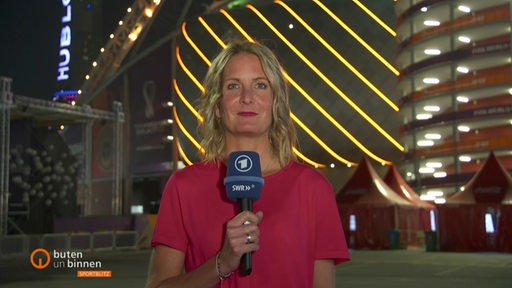 Die Reporterin Janna Betten während einer Liveschaltung zur WM in Katar