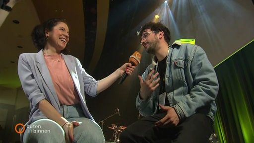 Anna Berkhout interviewt einen Musiker auf der Bremer Jazzahead.