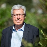 Der frühere Bremer Bürgermeister Jens Böhrnsen von der SPD steht in einem Garten.