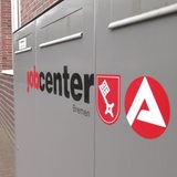 Es sind die Briefkästen des Jobcenters an Außenwand zu sehen.
