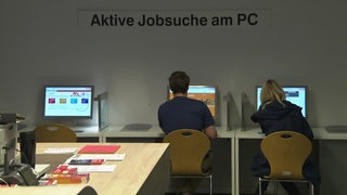 Zwei Personen sitzen an je einem Computer unter dem Schriftzug "Aktive Jobsuche am PC".