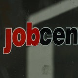 Der Schriftzug Jobcenter Bremen auf einer Scheibe