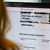 Eine Frau informiert sich auf der Seite der arbeitsagentur über offene Stellen.