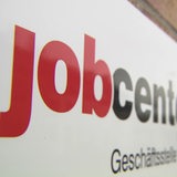 Ein Schild des Jobcenters in Bremen-Walle. 