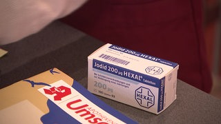 Eine Packung Jodtabletten wird in einer Apotheke verkauft.