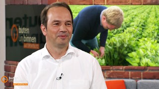 Der Landwirt Jörn Ehlers im Studio von buten un binnen.