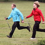 Ein Mann und eine Frau beim Walken im Freien