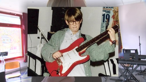 Johannes Strate beim Gitarre spielen in der Schulzeit.