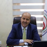 Khaled Rababa sitzt in seinem Büro in der jordanischen Pflegekammer.