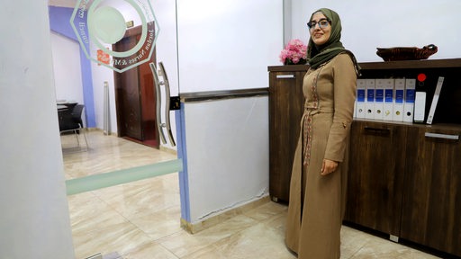 Hannah M. Ataya steht in der jordanischen Pflegekammer.