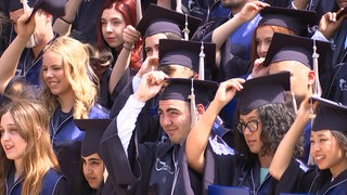 Einige Universitätsabgänger in Robe