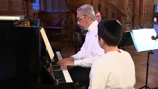 Ein Mann am Klavier im Bremer Rathaus. Es ist der Auftakt des Jahres der Christlich-Jüdischen Zusammenarbeit 2024.