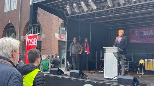 Der Grünenpolitiker Jürgen Trittin spricht auf der Demonstration zum 1. Mai in Bremerhaven. 