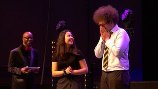 Ein Gewinner bei Jugend forscht zeigt sich sehr emotional auf der Bühne der Verleihung. 