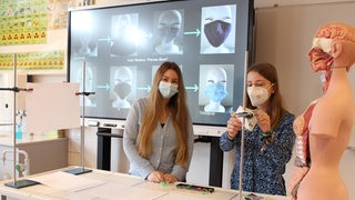 Zwei Teilnehmerinnen bei "Jugend forscht" beim Versuchsaufbau zum Maskentest
