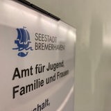 Auf einem Schild an einer Wand in einem FLur steht Amt für Jugend.