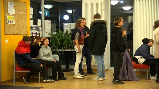 Mehrere Jugendliche unterhalten sich im Jugendhaus Horn-Lehe.