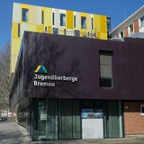 Blick auf die Fassade der Jugendherberge Bremen von außen mit Aufschrift
