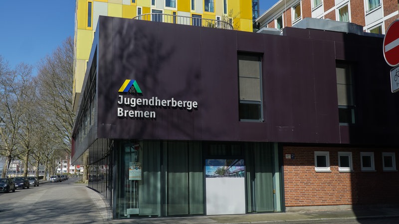 Blick auf die Fassade der Jugendherberge Bremen von außen mit Aufschrift