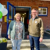  Petra Schulz Gerrit Michaelis vor der Jugendherberge mit Luftballons