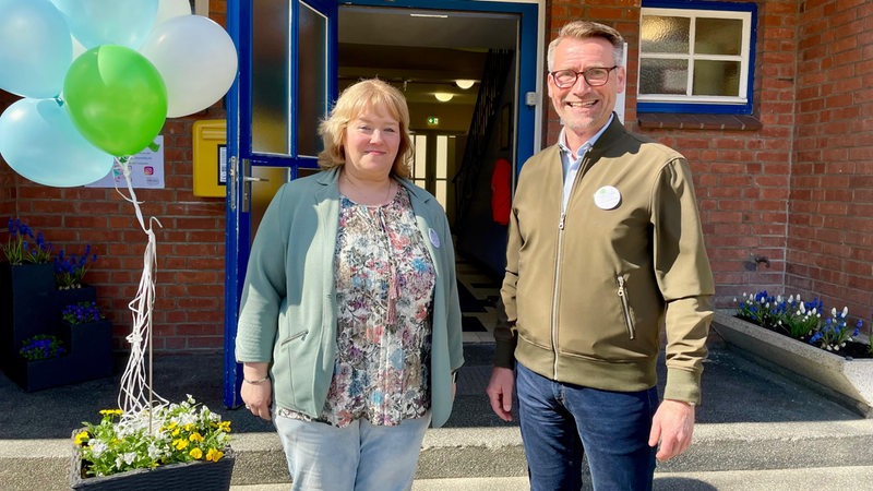  Petra Schulz Gerrit Michaelis vor der Jugendherberge mit Luftballons