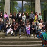 Eine Gruppe junger Menschen stellt sich vor der Bremer Kunsthalle für ein Foto auf.