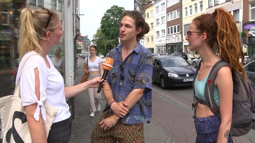 Zwei junge Erwachsene werden im Viertel von Bremen Next interviewt.