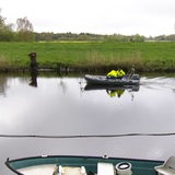 Ein Polizei-Boot ist auf einem Fluss unterwegs.