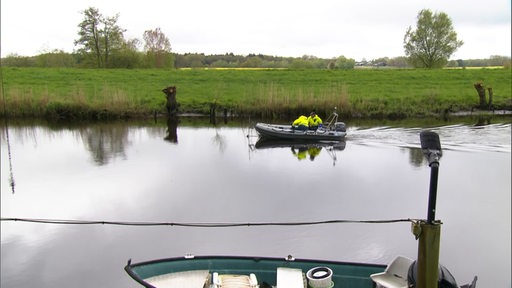 Ein Polizeiboot fährt auf einem Fluss.