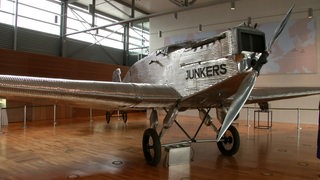 Ein altes Flugzeug des Typs "Junkers W33", das am Bremer Flughafen ausgestellt wird.