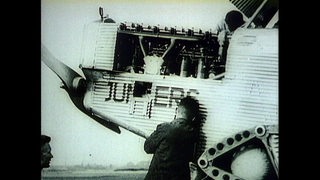 Propellermaschine Junkers W33 mit geöffneter Motorhaube