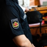 Ein Justiz-Beamter steht im Gerichtssaal.