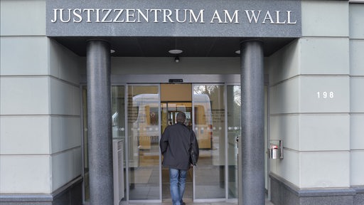Der Eingang des Justizzentrum am Wall in Bremen ist zu sehen.