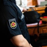 Ein Justizbeamter steht in einem gerichtssaal