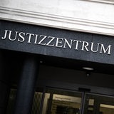 Ein Schriftzug an einem Gebäude: "Justizzentrum am Wall". 