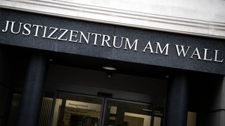 Ein Schriftzug an einem Gebäude: "Justizzentrum am Wall". 