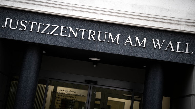 Ein Schriftzug an einem Gebäude: "Justizzentrum am Wall". 