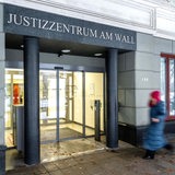 Der Eingang des Justizzentrums am Wall, in dem auch das Verwaltungsgericht Bremen untergebracht ist.
