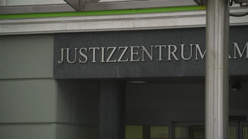 Ein Bild vom Eingang des Justizzentrums Bremen. 